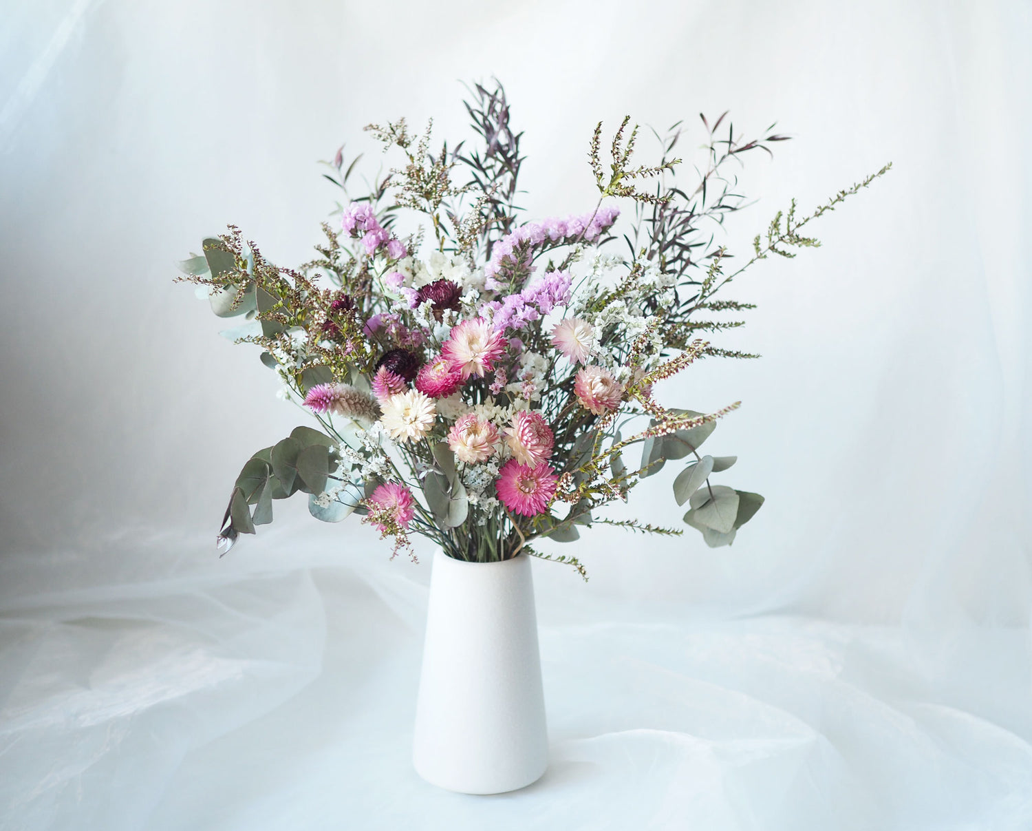 ALINA – Pink and red dried flowers in a tall white ceramic vase
