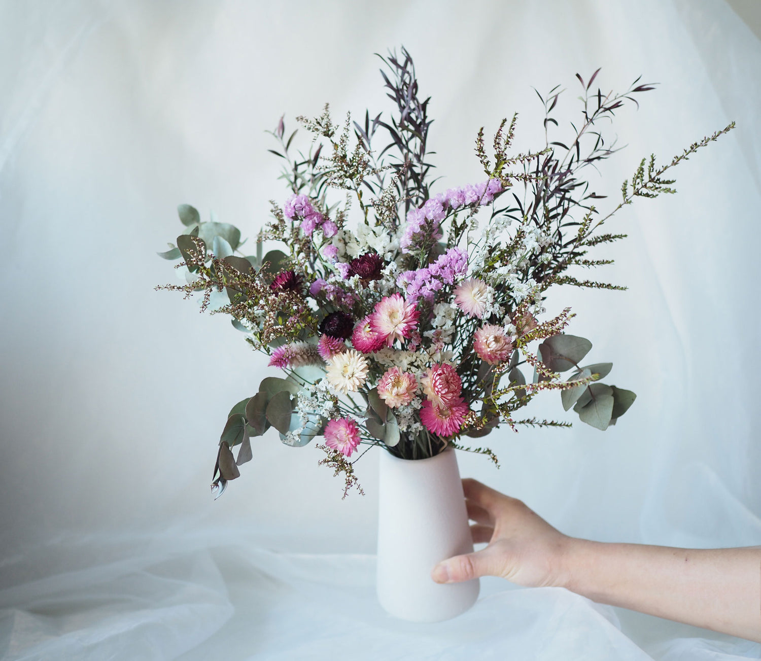 ALINA – Pink and red dried flowers in a tall white ceramic vase