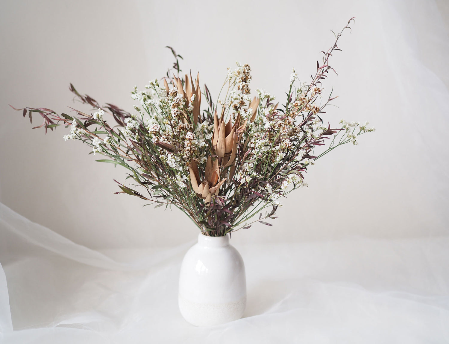 HERA – dried flowers in a white speckled vase