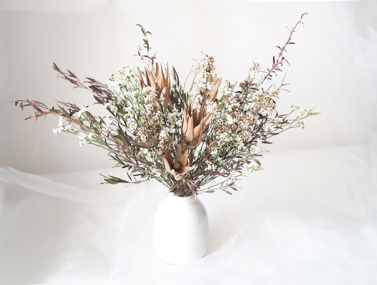 HERA – dried flowers in a white speckled vase