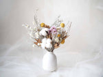 HERA – dried flowers in a white speckled vase