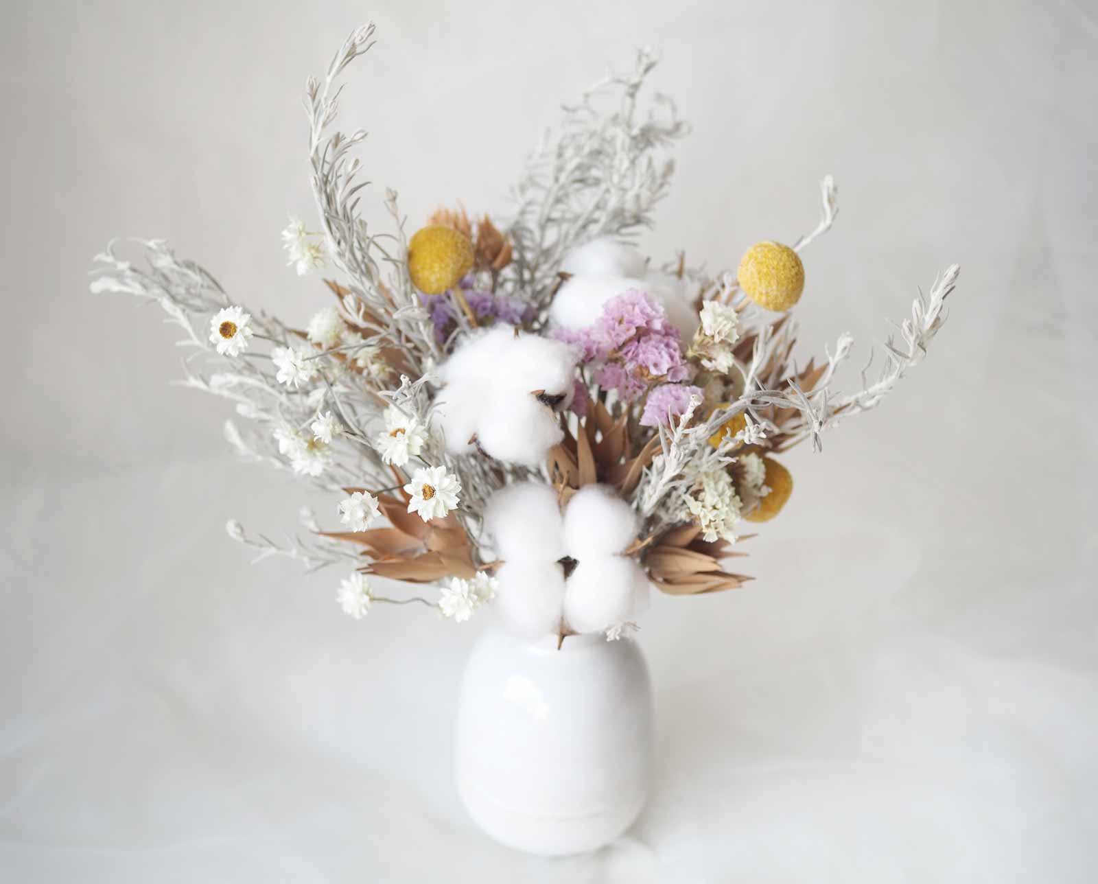 HERA – dried flowers in a white speckled vase2