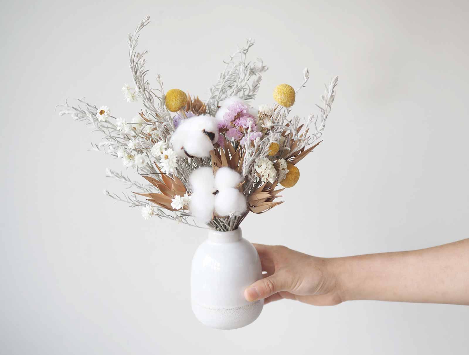 HERA – dried flowers in a white speckled vase 1