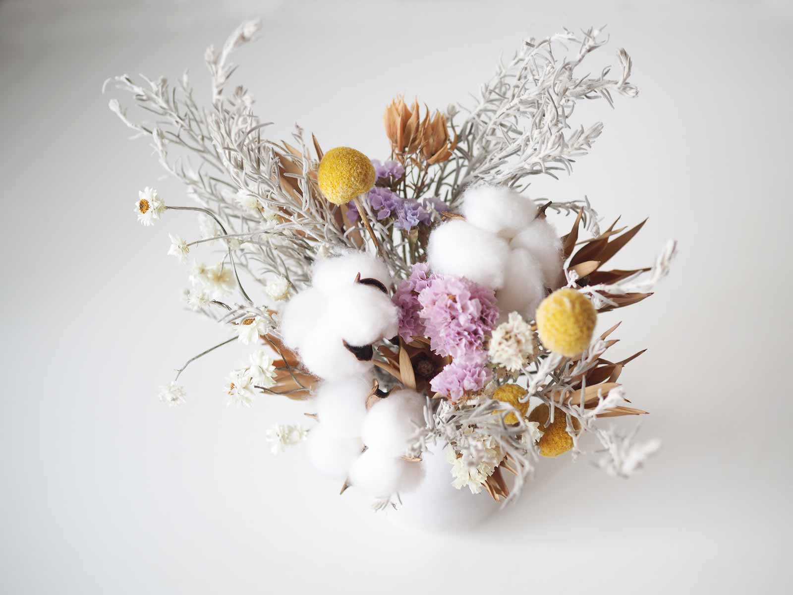 HERA – dried flowers in a white speckled vase 3