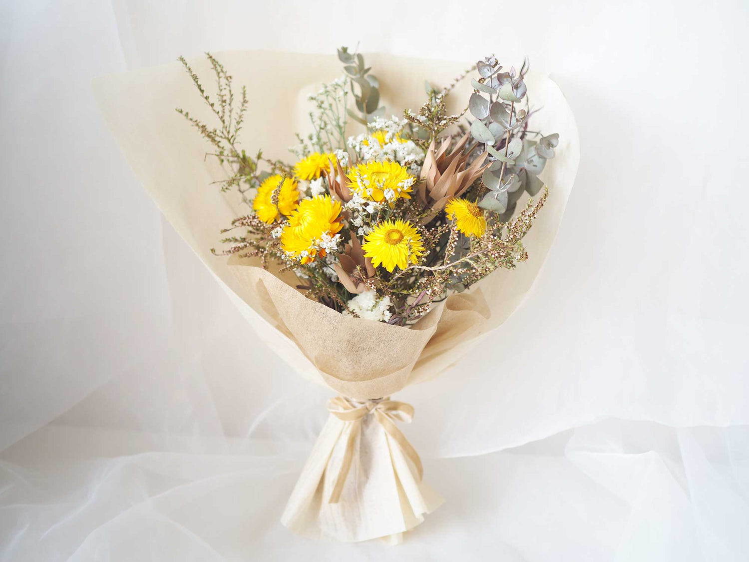ISA - dried flower bouquet in yellow, white and green