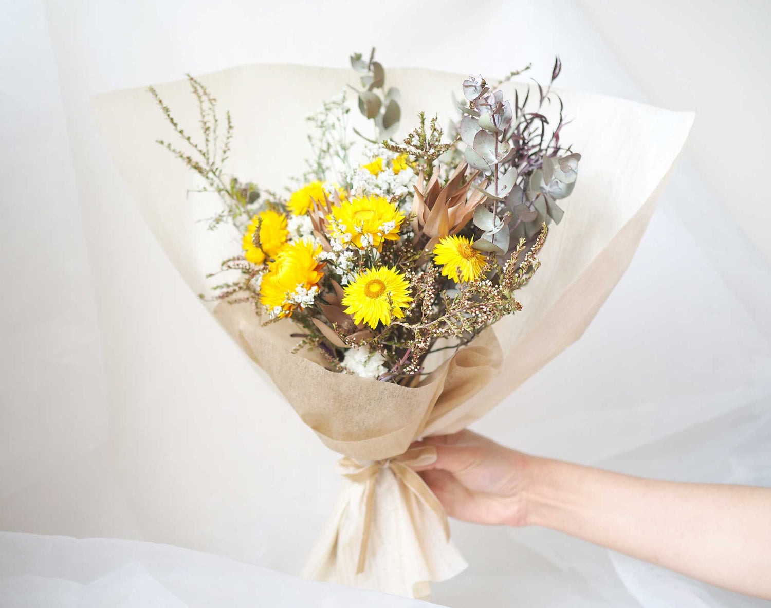 ISA - dried flower bouquet in yellow, white and green